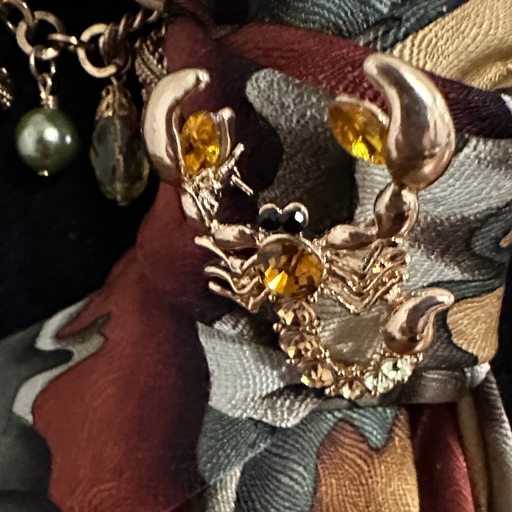 Elegant Multicolor Brooch Necklace - Picture 2 of 7
